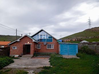 Зүүн Салааны шинэ эцэст Хашаа байшин зарна Өвлийн 2 байшинтай Утас 9999-0117